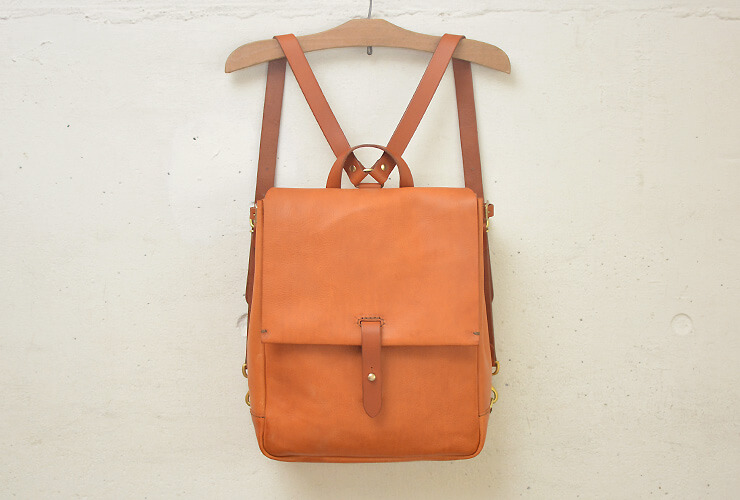 クラシックなギボシ留めベルトが特徴的な総革リュックサック / 革鞄の