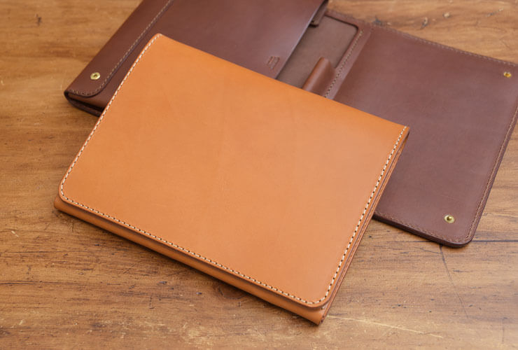 ビジネスにも使えてiPadも入る総革のトラベルパッドホルダー / 革鞄の