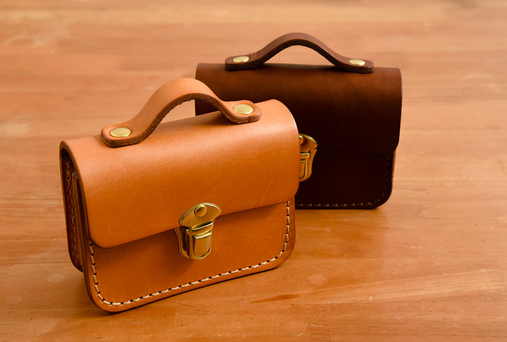 鞄を小さくした手のひらサイズのハードレザーポーチ / 革鞄のHERZ