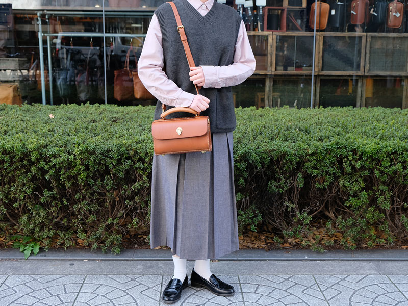 大阪店作り手考案「50周年記念鞄第三弾：フィットバッグ」｜革鞄・革