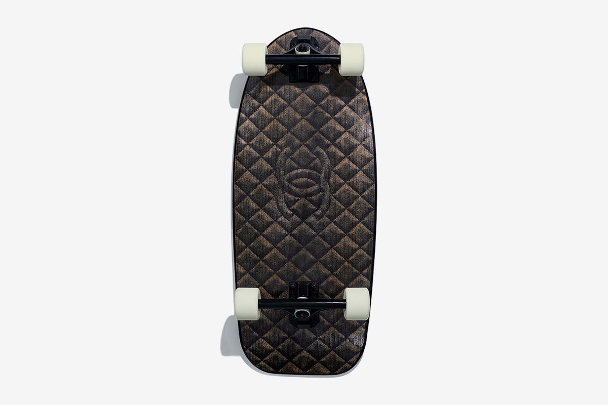 スケートボード CHANEL LACQUERED WOOD BLACK SKATEBOARD CHANEL