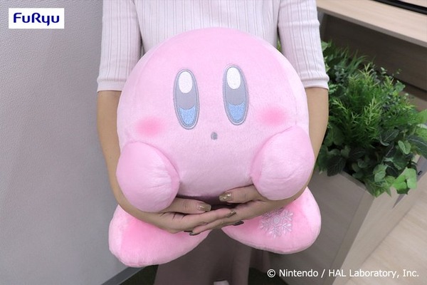 ほわほわ雪の「カービィ」BIGぬいぐるみが可愛い！足元のマークが