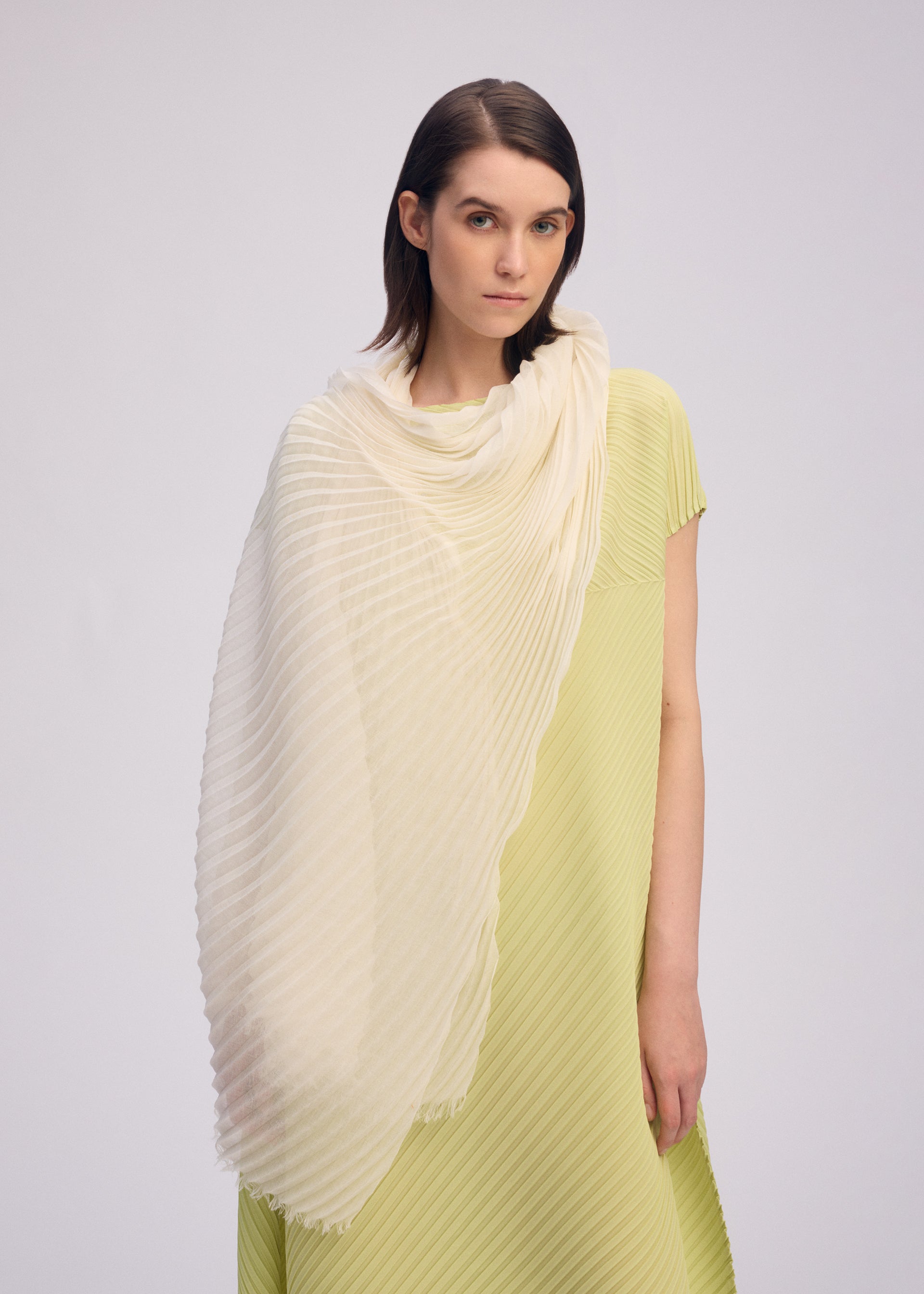 FEATHER RAMIE PLEATS STOLE – isseymiyake.com