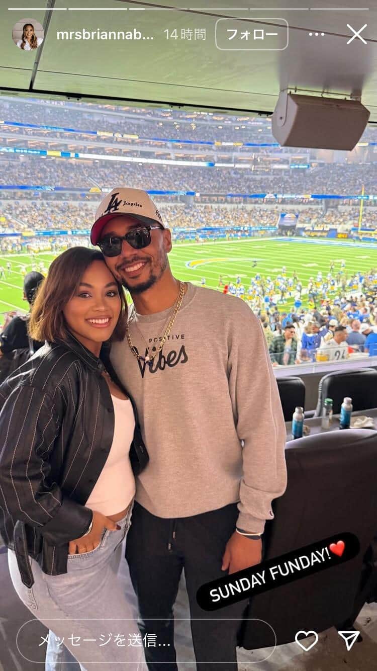ドジャース・ベッツ夫妻、かっこよすぎアメフト観戦のステキ2ショット