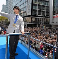 羽生、凱旋パレード―フィギュア金メダル ＝仙台で9万人祝福＝：時事
