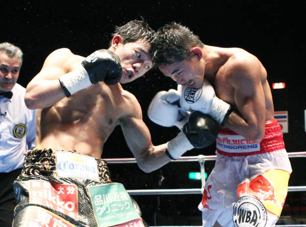WBAフライ級世界戦・9回、王者デン…：プロボクシング 亀田3兄弟