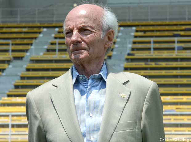 公式】【訃報】「日本サッカーの父」と称されたデットマール・クラマー