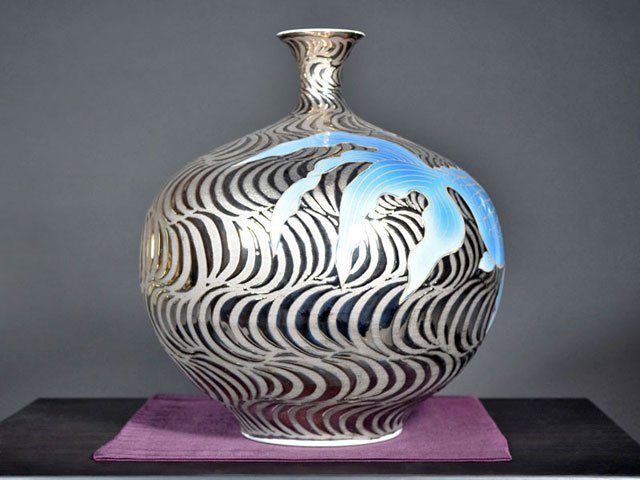 有田焼】飾り花瓶 染錦白金彩金魚図 - JTOPIA