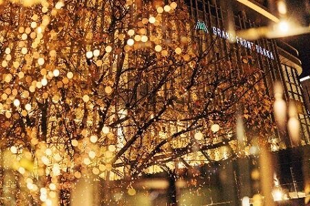 幻想的な光を放つグランフロント大阪のクリスマス！高さ約10mのツリー