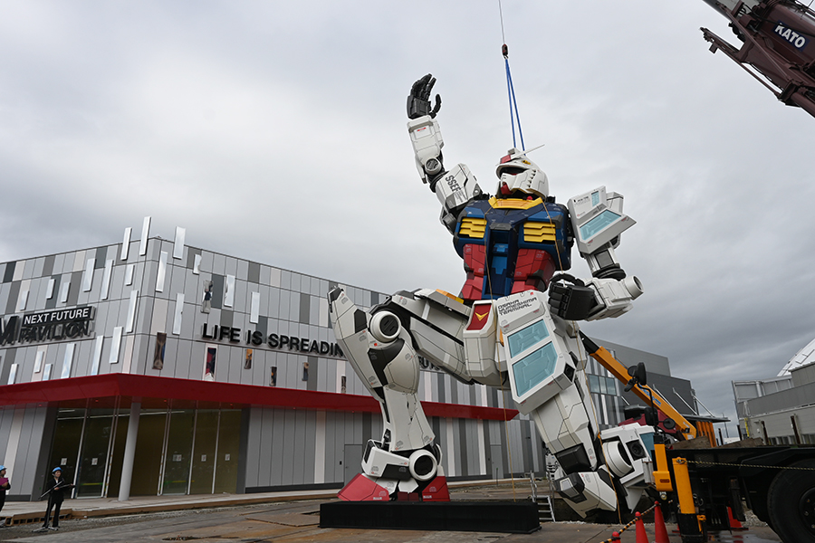 関西万博に「巨大ガンダム」降臨、高さ17mで前代未聞のポーズ
