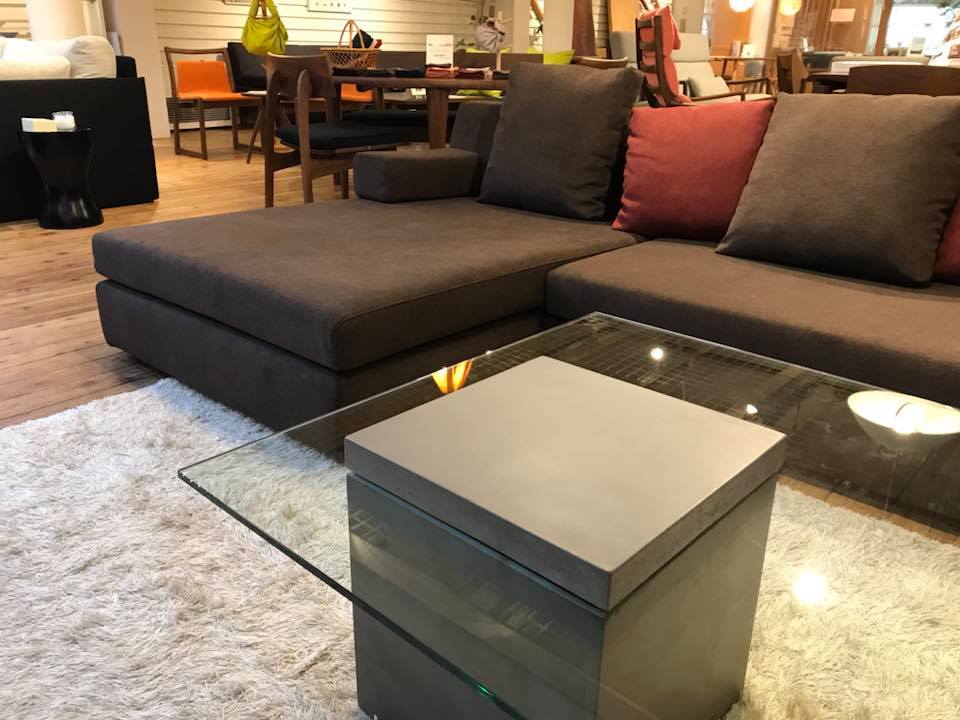 送料込み moda en casa フライングテーブル ガラス コンクリート