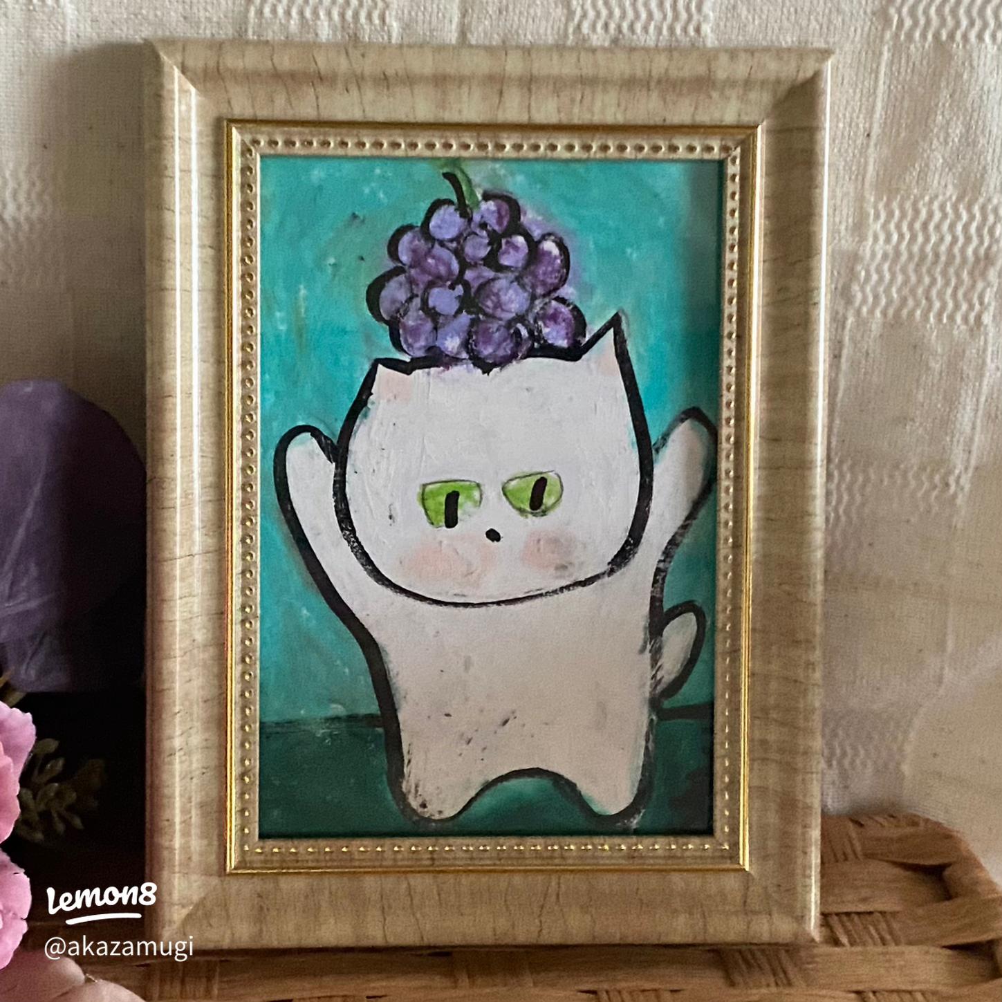 かわいい白い猫とブドウの手描きイラスト