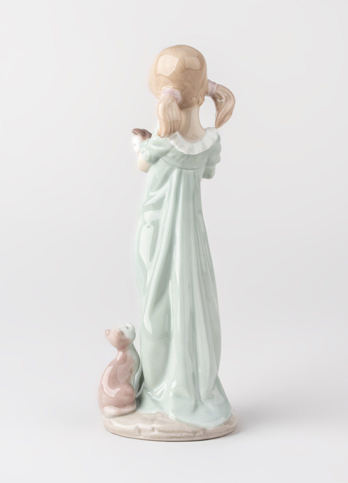 Don't Forget Me Girl Figurine | Lladró® USA