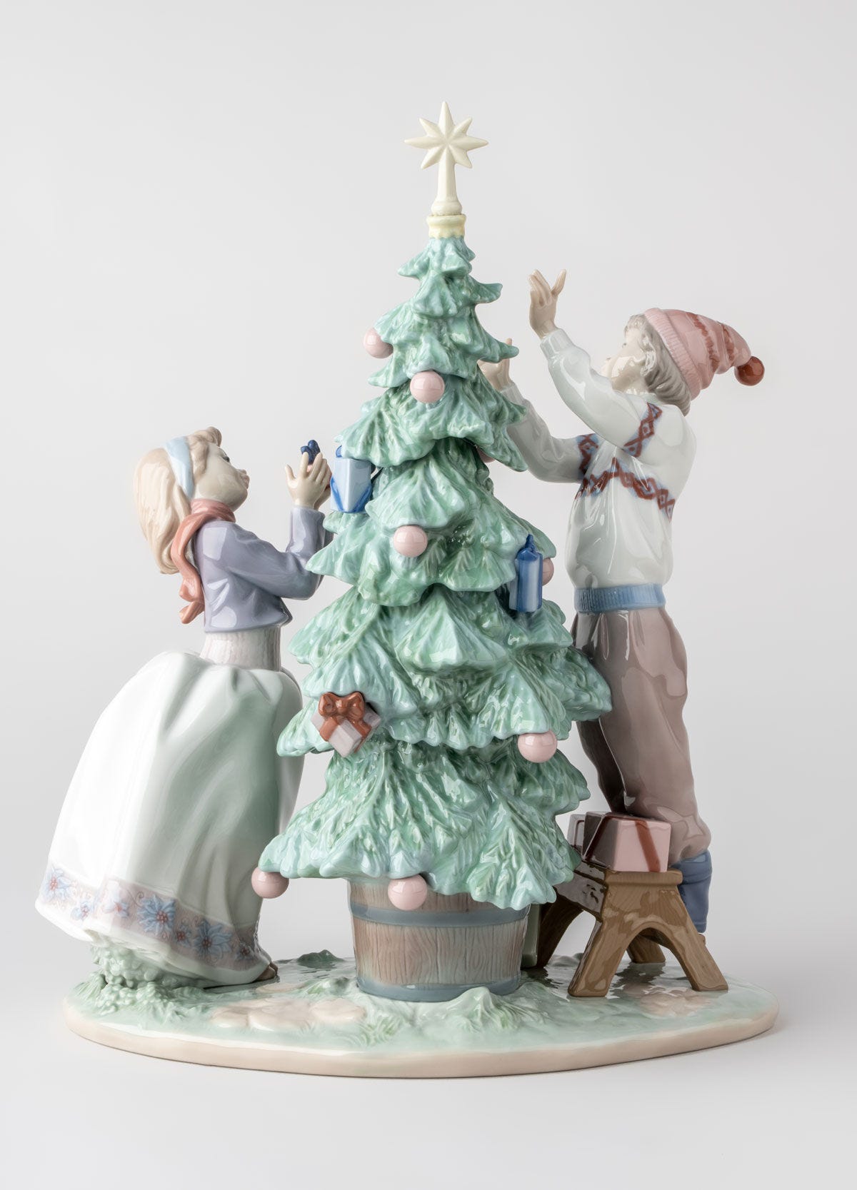 Small porcelain Christmas tree 'Trimming the Tree' | リヤドロ公式
