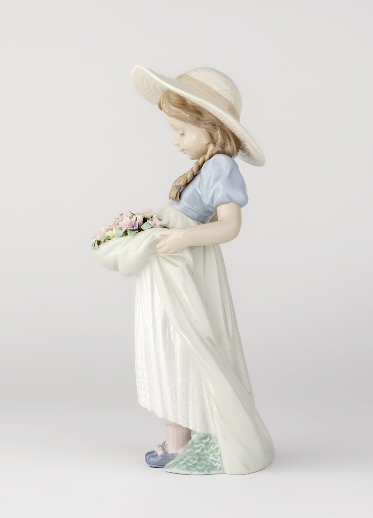Bountiful Blossoms Girl Figurine | Lladró® USA