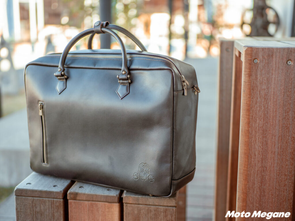 Dark】バイク＆ビジネスシーンで活躍する防水レザーバッグは嬉しい機能