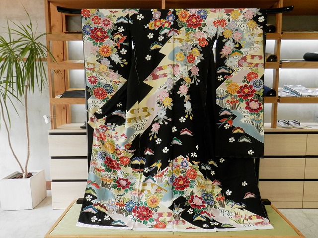 古典的で華やかな正絹紅型振袖 黒地 〈フルオーダーお仕立て、ガード