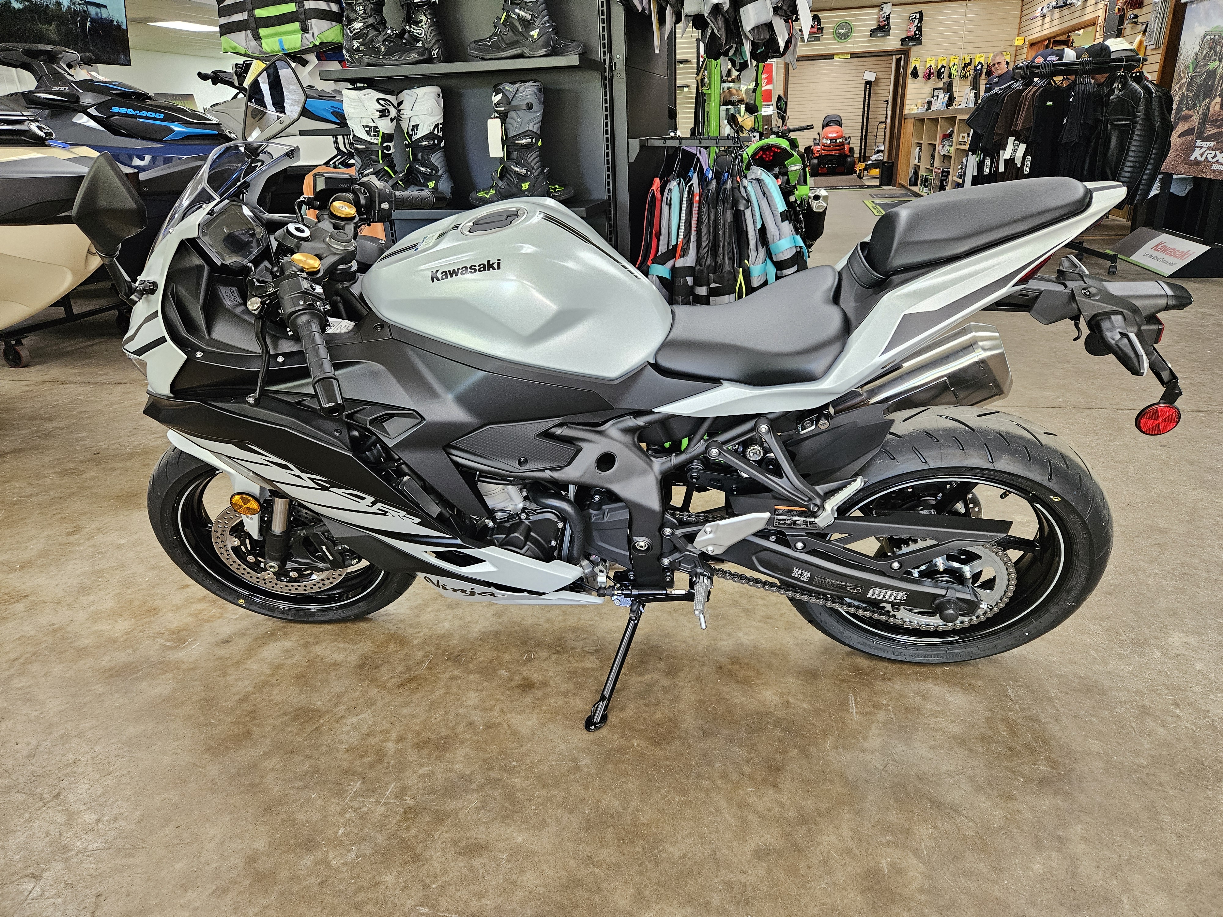 2025-Kawasaki-NINJA-ZX-4RR-ABS-Metallic-Matte-Whitish-Silver