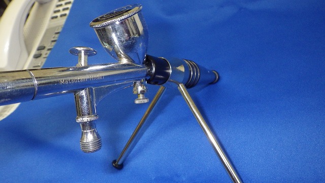 海外製 エアーブラシハンガー 組み立て式携帯型ホルダーの通販ページ