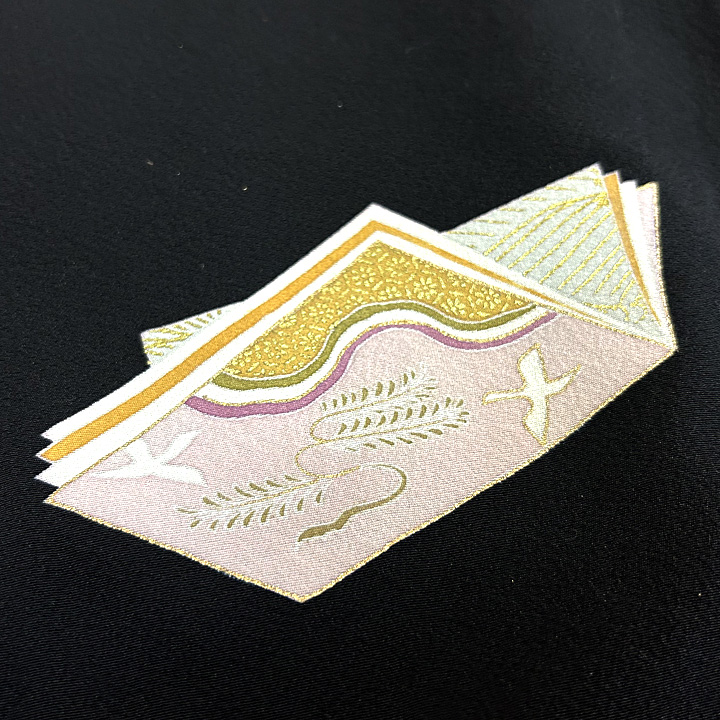 惹き込まれる和の優美さ 金駒刺繍光る黒留袖 惹き込まれる和の優美さ