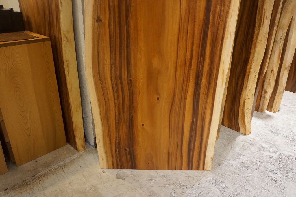 天然木 東京 新宿 東五軒町店展示 欅（けやき・ケヤキ）材 一枚板