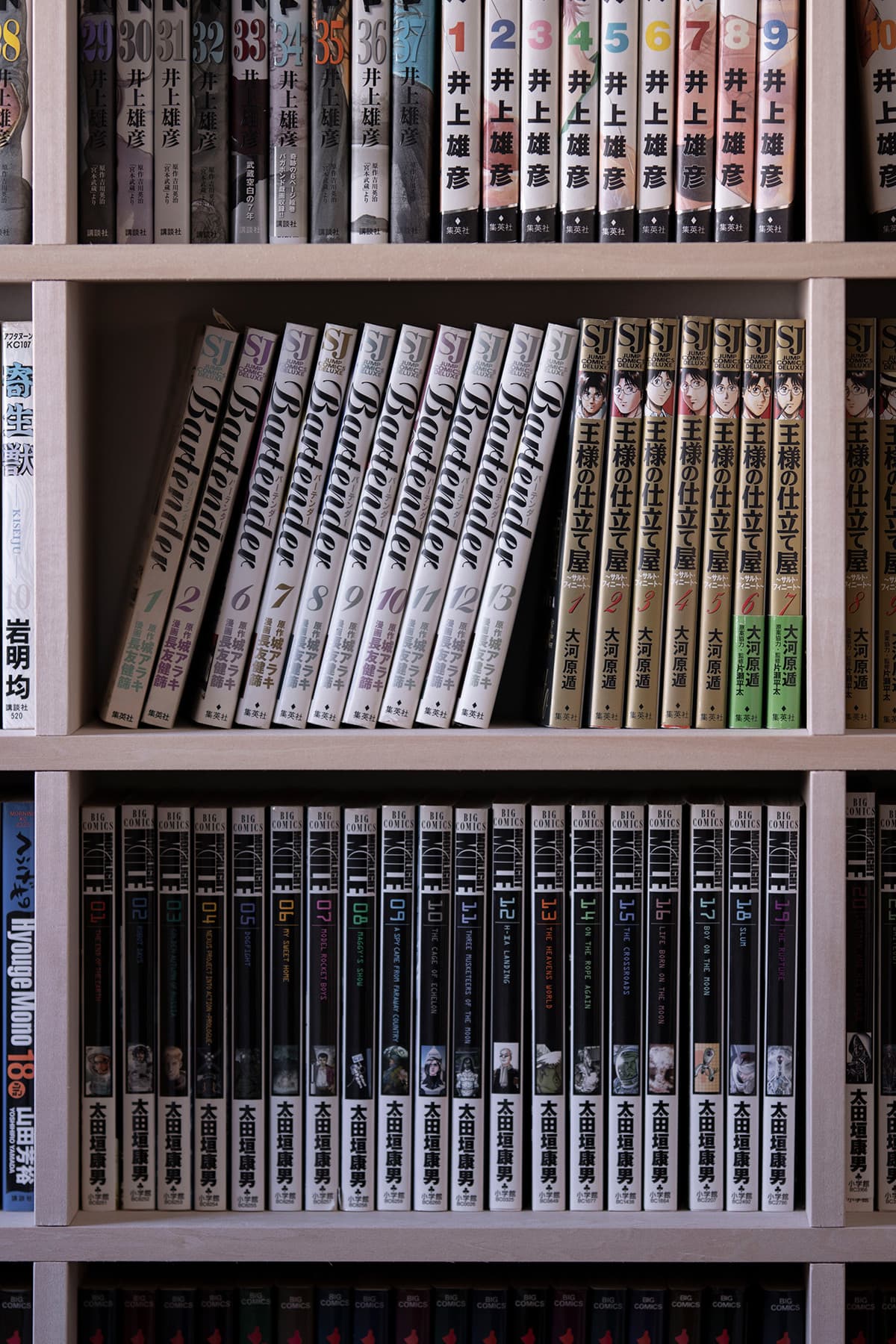 コミック本全集を整然とアレンジ – 壁一面のコミック本棚 奥行180mm