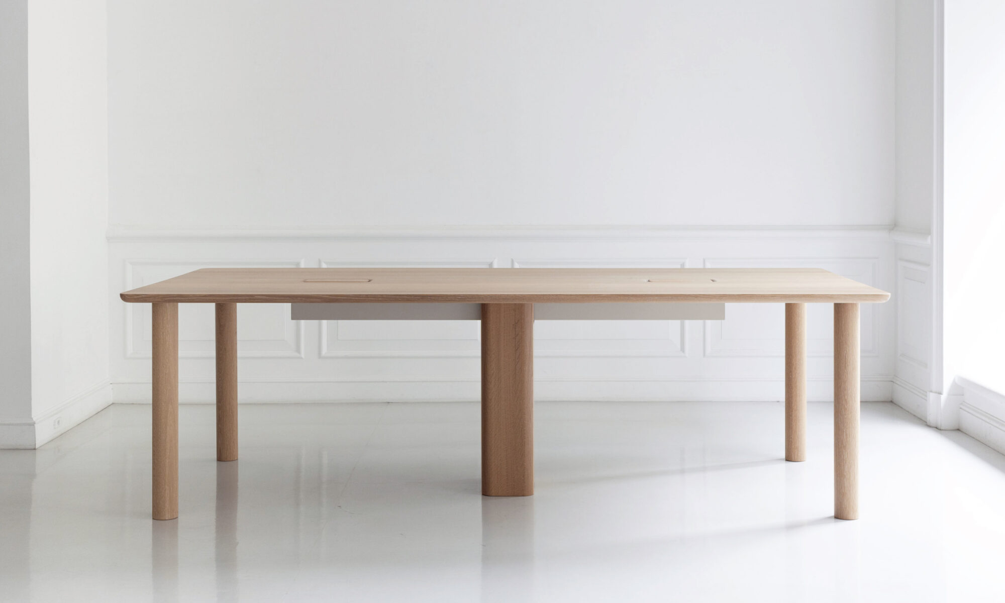 l_DE-SIGN_table_7126_2.jpg
