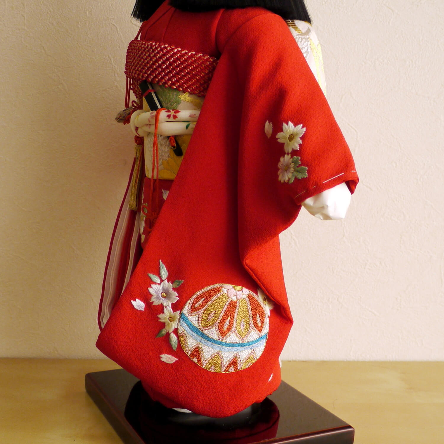 元賀章介作 12号(尺二)正絹手刺繍 まり 赤色 手塗本漆台 市松人形