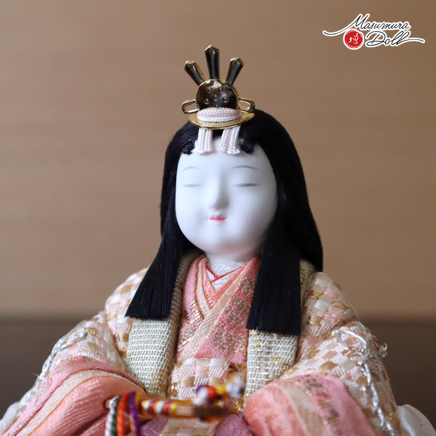 三世・金林真多呂作 正絹 本手刺繍 若葉雛 伝統的工芸品 国産杉製月飾