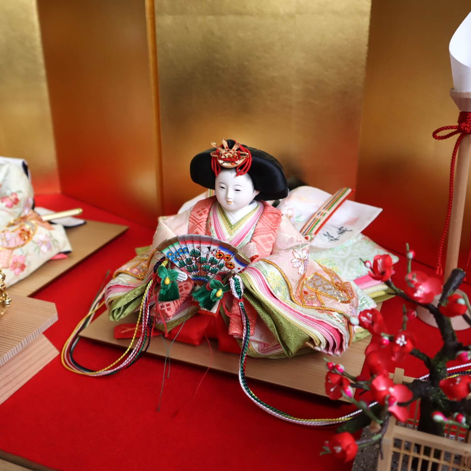 最新作 小出松寿作 四寸おぼこ雛 京刺繍 金駒 「桜刺繍と熨斗目に梅