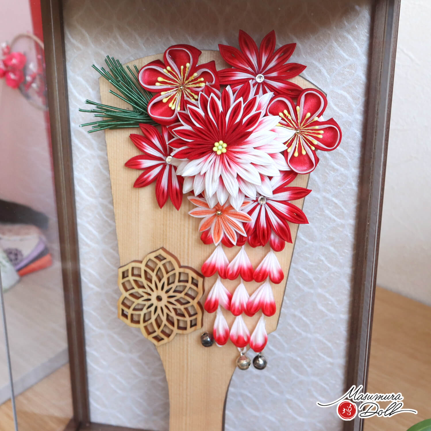 最新作 正絹 つまみ細工 羽子板 アクリルケース 8号 紅白 梅 松 白木