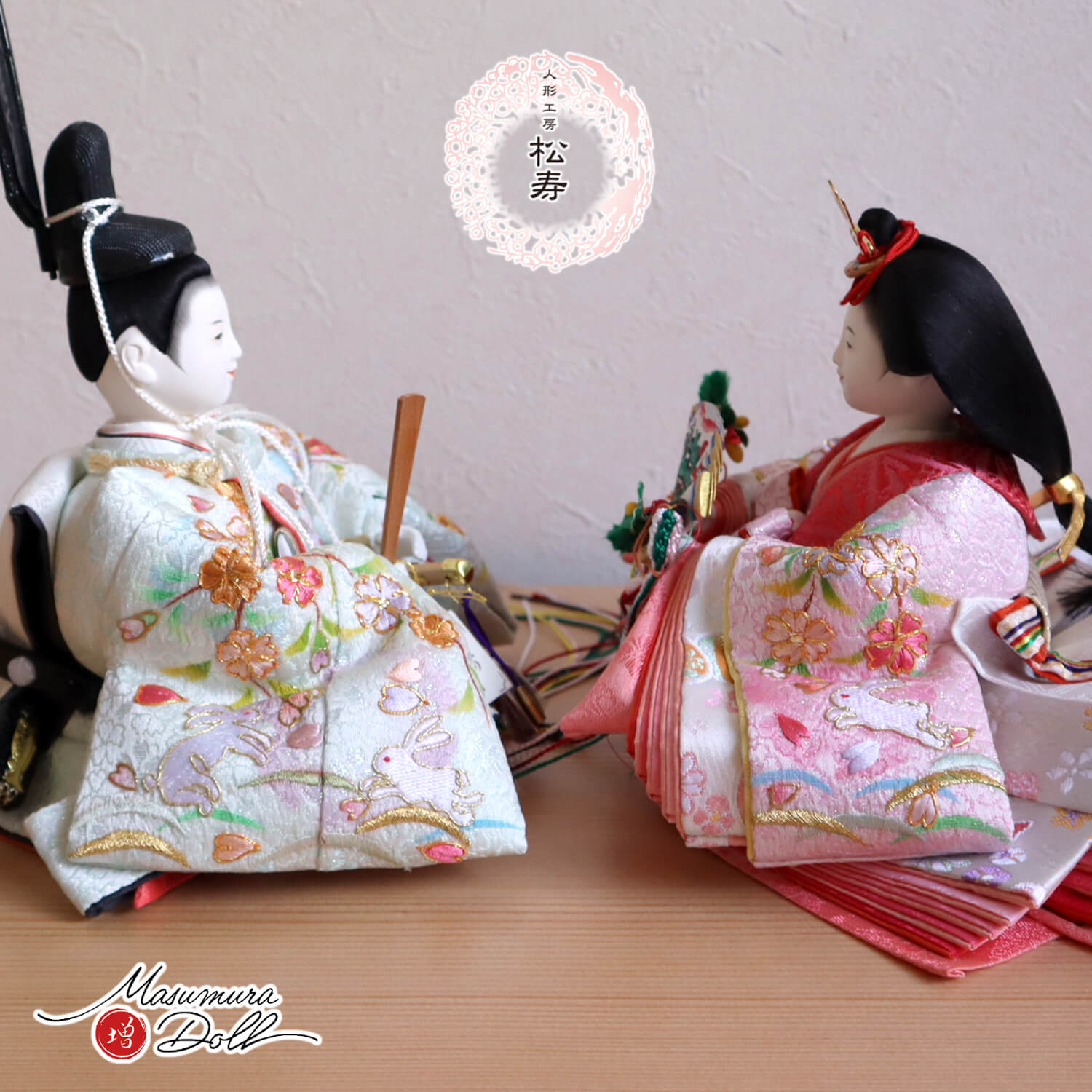 新作 小出松寿 作 四寸おぼこ雛 京刺繍 金駒 「うさぎ雪輪桜」 頭師