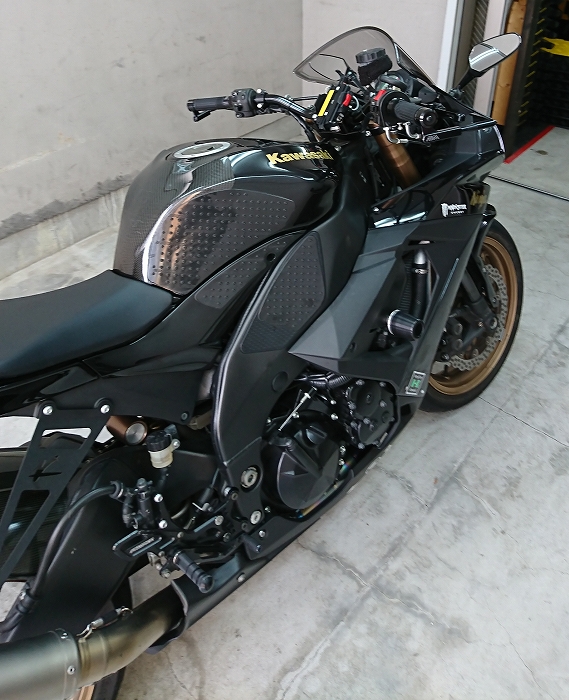2010年式のZX-10Rのアップハン化 バーハンドルへの交換