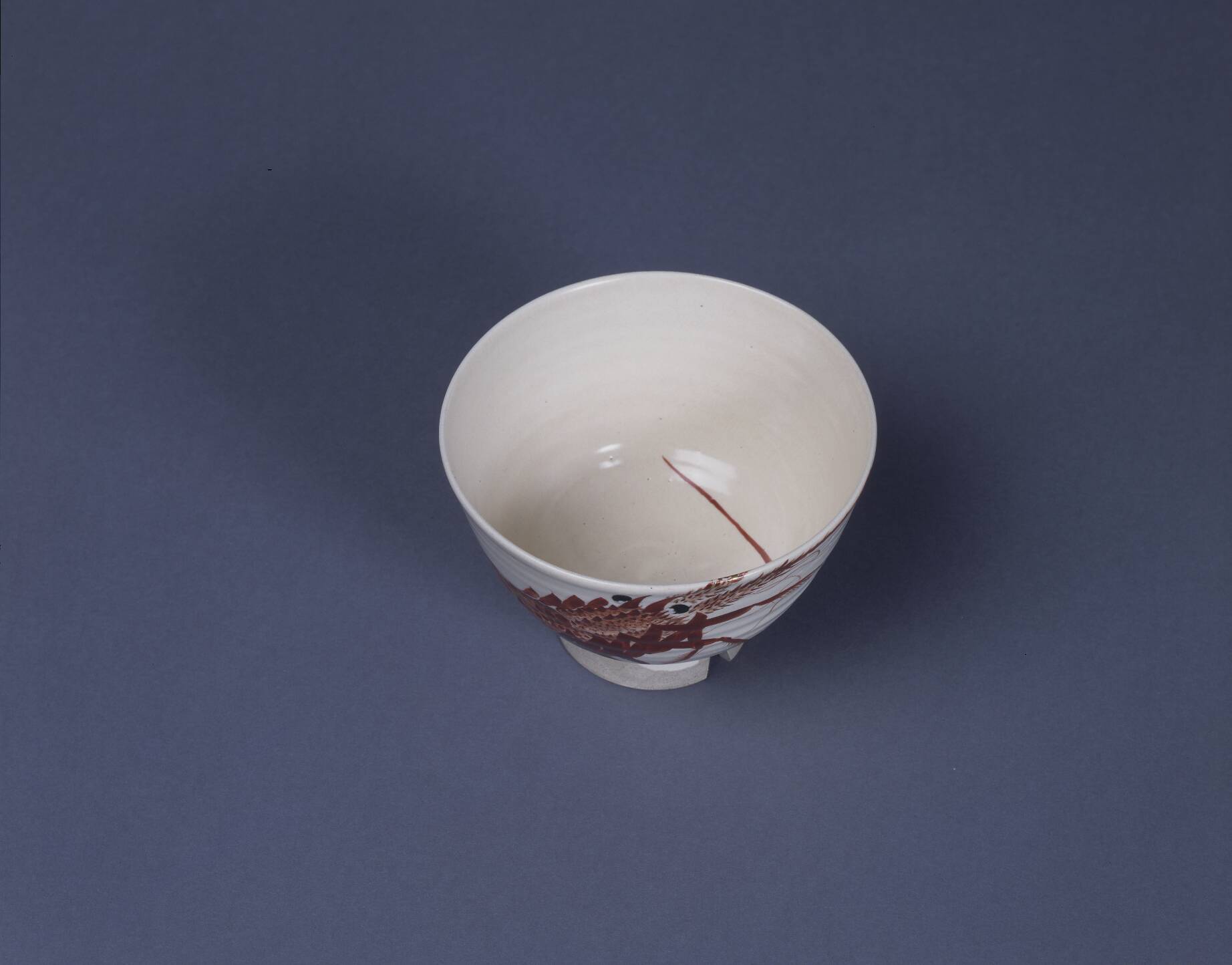 色絵海老文茶碗 – 兵庫陶芸美術館 収蔵品データベース