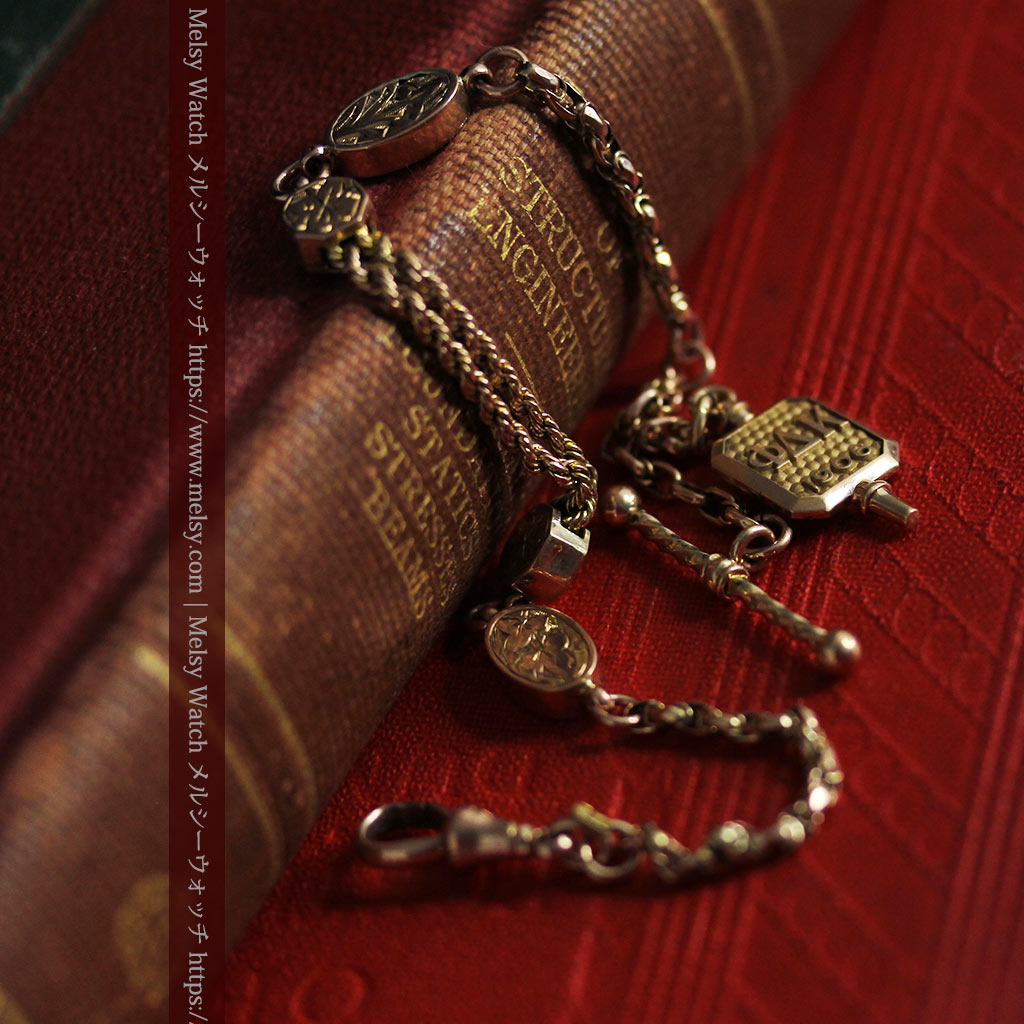 鍵巻き型の飾りと装飾の綺麗な金無垢アンティーク懐中時計チェーン