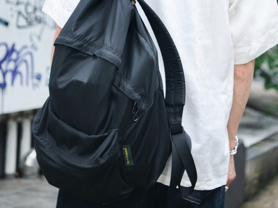 オシャレな人だって「安定の黒バッグ」を愛用する。アークテリクス