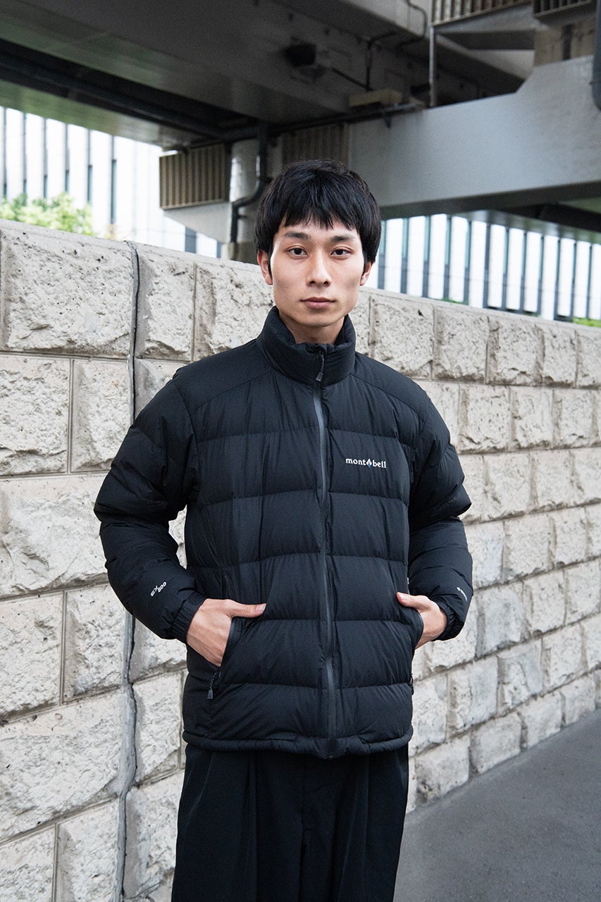 オシャレな人は「モンベル」の黒ダウンをオールブラックで着こなす