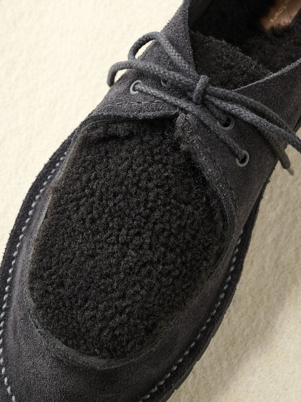 エンダースキーマの黒シューズで、装いにさりげない変化を。Hender