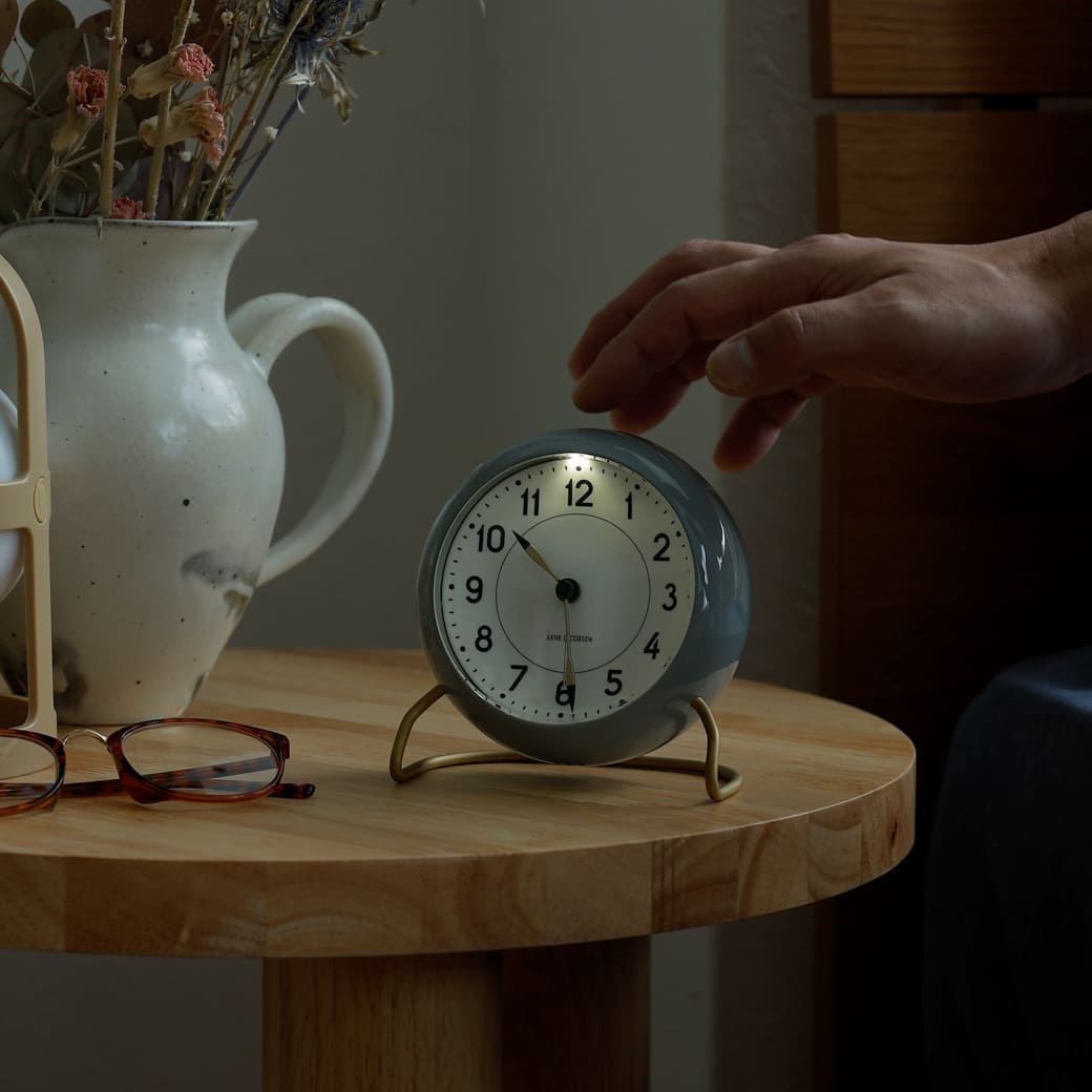 Arne Jacobsen STATION 置き時計 グレー 北欧デザイン｜miion - miion