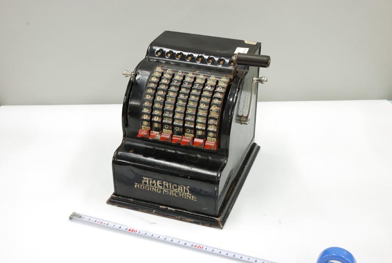卓上計算器およびタイプライター | UEC コミュニケーション ミュージアム