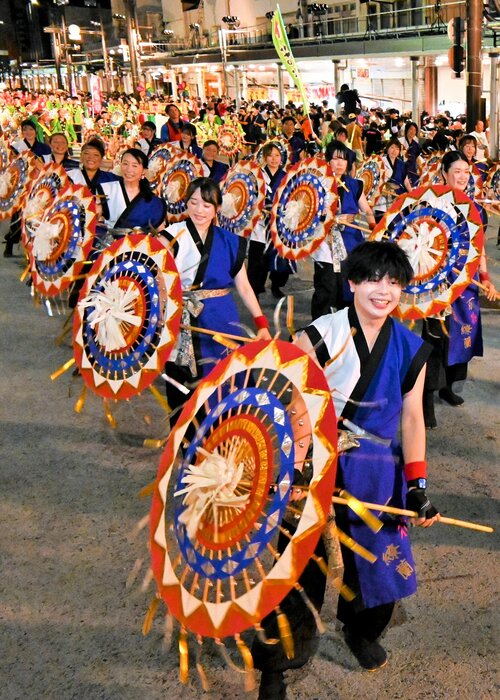 鳥取しゃんしゃん祭2700人が一斉傘踊り 一糸乱れぬ踊りを披露