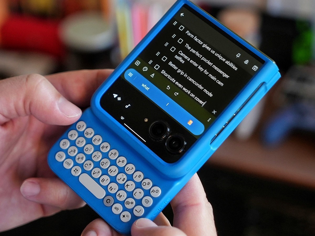 Clicks' BlackBerry-style keyboard case arrives for select Android