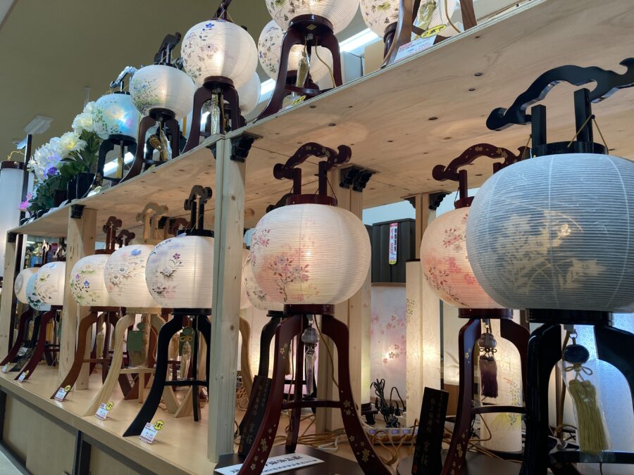 2025年 6月お盆提灯の展示が始まりました！ - 野上神仏具店
