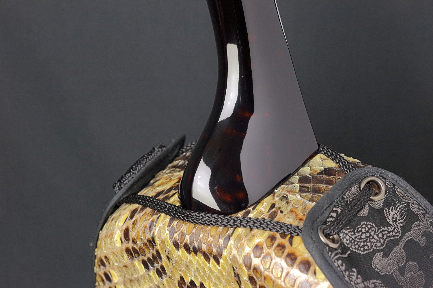 逸品三線】縞黒檀「知念大工型」本張り三線｜三線専門店ナビィ三線