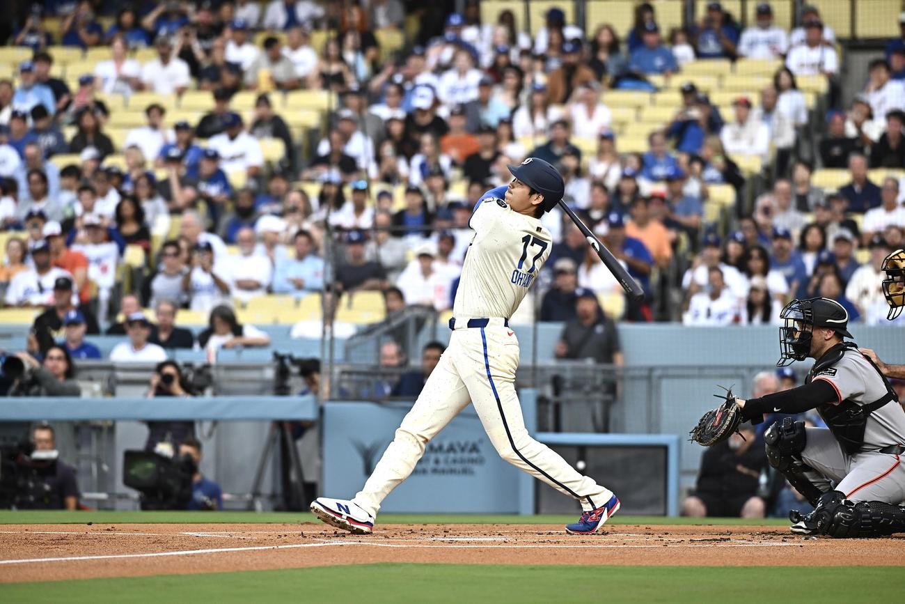 大谷翔平、ロハスと11試合ぶり「デコピンポーズ」24号先頭打者弾で