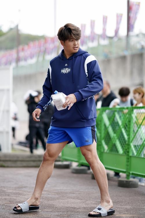 ヤクルト】左臀部張りの村上宗隆が笑顔で即席サイン会 打撃練習など