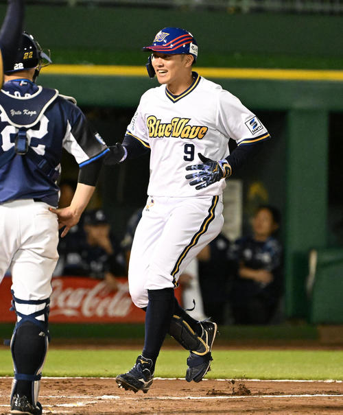 オリックス】初サヨナラ弾の野口智哉、お立ち台で青波ユニに笑顔「逆に