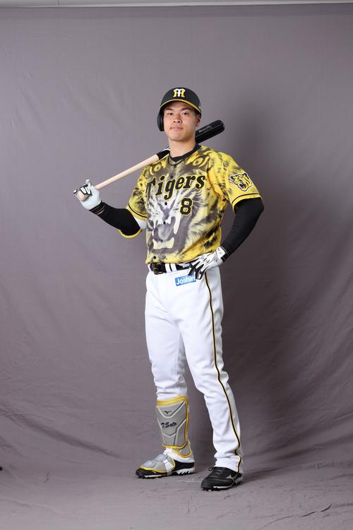 阪神背番号8佐藤輝明ユニ注文殺到、2位に10倍差 - プロ野球 : 日刊