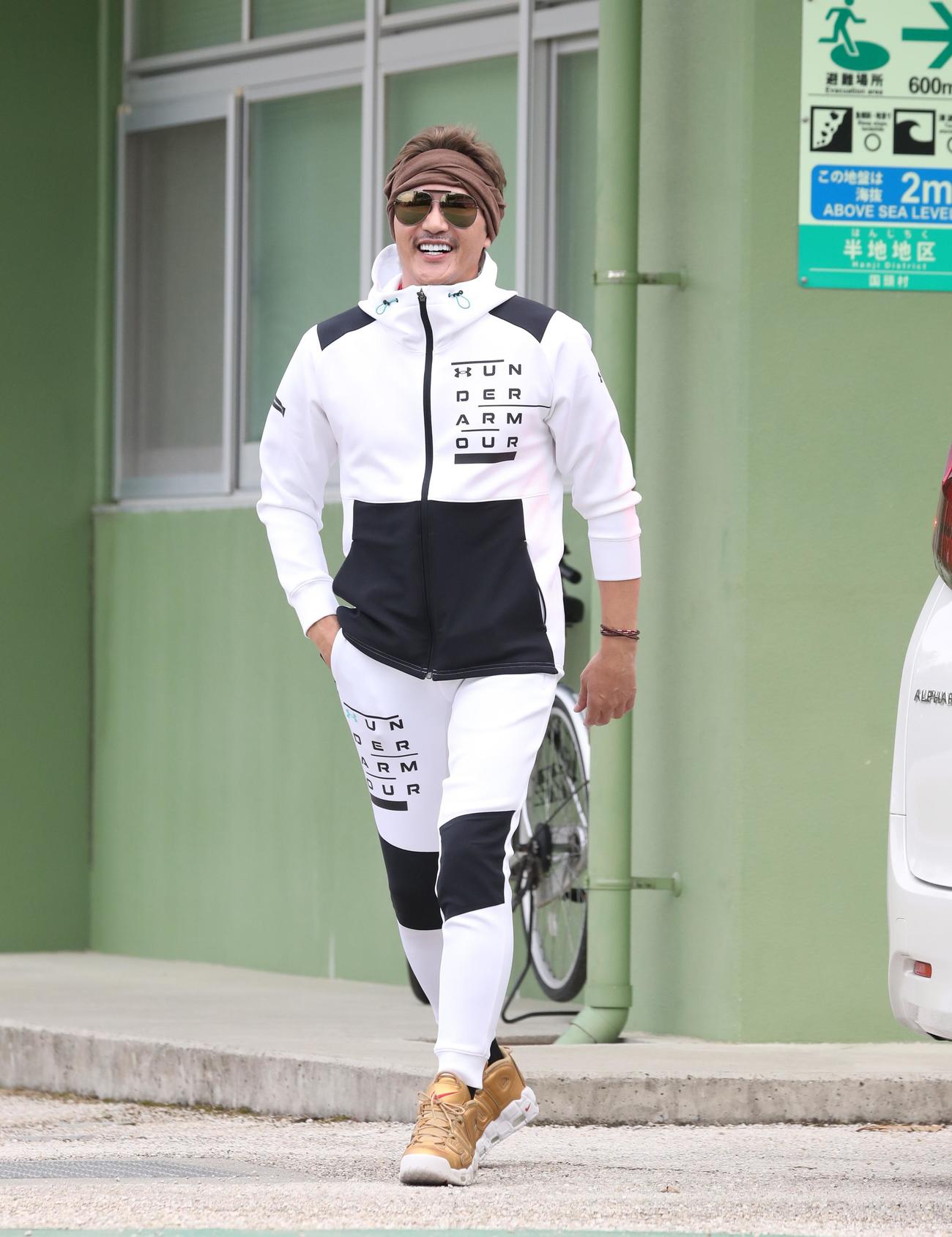 新庄剛志ビッグボス 白黒ジャージーで球場に「雨降んないですね