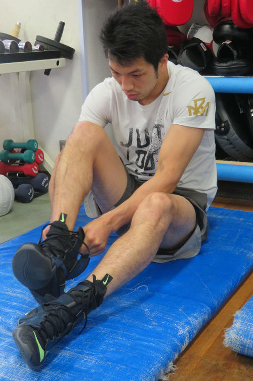 ボクシング村田諒太「慣れたらいけるかな」 ナイキ厚底新シューズに